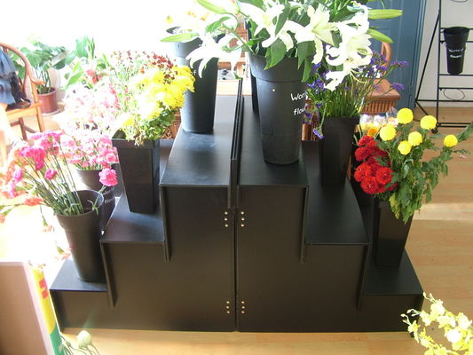 ขาตั้งโชว์ดอกไม้พลาสติกลูกฟูก 3 ขั้นตอน 4 ขั้นตอนสำหรับร้านดอกไม้