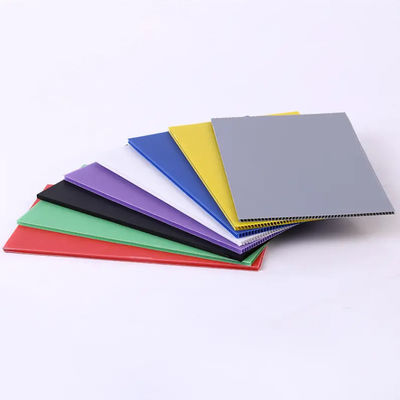 PP Hollow Sheet แผ่นพลาสติกที่ทนทานและสามารถนําไปใช้ใหม่ได้ เหมาะสําหรับการบรรจุสินค้า การขนส่ง สัญญาณโฆษณาและตู้ต้นไม้การเกษตร