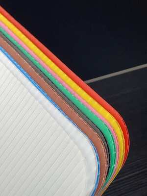 Coroplast Sheet เป็นแผ่นพลาสติกลูกฟูกโพลีโพรพีลีนน้ำหนักเบาและทนทาน ออกแบบมาสำหรับการใช้งานต่างๆ รวมถึงบรรจุภัณฑ์ การพิมพ์ การก่อสร้าง และการป้องกัน