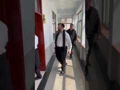 ลูกค้าเยี่ยมชมห้องตัวอย่างของเราและเห็นกล่องหมุนเวียนของพลาสติกลูกฟูกต่างๆ