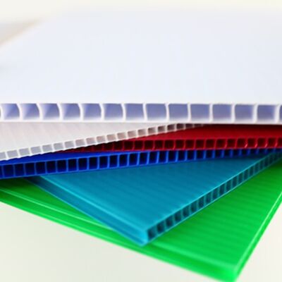 Coroplast Sheet เป็นแผ่นพลาสติกลูกฟูกโพลีโพรพีลีนน้ำหนักเบาและทนทาน ออกแบบมาสำหรับการใช้งานต่างๆ รวมถึงบรรจุภัณฑ์ การพิมพ์ การก่อสร้าง และการป้องกัน