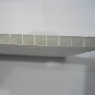 Coroplast Sheet เป็นแผ่นพลาสติกลูกฟูกโพลีโพรพีลีนน้ำหนักเบาและทนทาน ออกแบบมาสำหรับการใช้งานต่างๆ รวมถึงบรรจุภัณฑ์ การพิมพ์ การก่อสร้าง และการป้องกัน